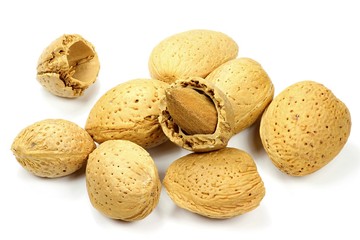 Mandeln isoliert auf weißem Hintergrund