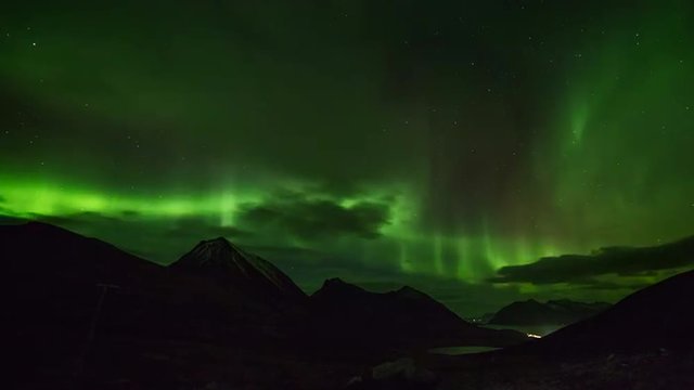 Polarlichter in den Bergen Norwegens im Zeitraffer
