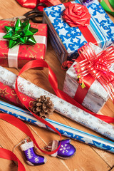Obraz premium Objects for wrapping Christmas presents on wooden background 