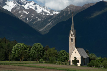 Fototapeta na wymiar Dorf Pfalzen Kirche im Pustertal Sonnenstrasse Suedtirol, Italien