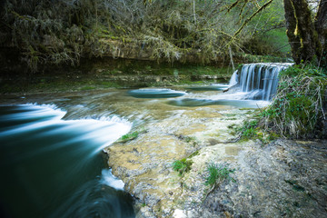 Paysage de rivières et de cascades qui se succèdent au fon d'un ravin au printemps.