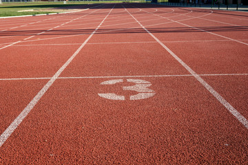Calle 3. Pista de atletismo. Calle de salida para la carrera. Número de la calle.