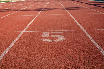 Calle 5. Pista de atletismo. Calle de salida para la carrera. N&uacute;mero de la calle.