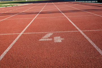 Calle 4. Pista de atletismo. Calle de salida para la carrera. Número de la calle.
