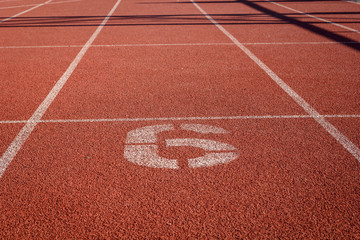 Calle 6. Pista de atletismo. Calle de salida para la carrera. Número de la calle.