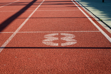 Calle 8. Pista de atletismo. Calle de salida para la carrera. Número de la calle.