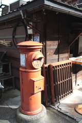 Fototapeta na wymiar 昭和の風景　古い木造家屋と郵便ポスト