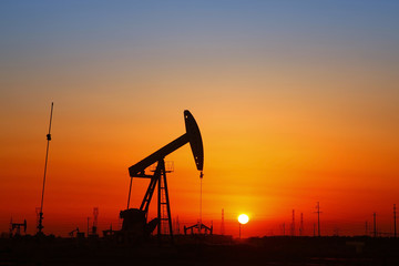 In the evening, the silhouette of the oil pump