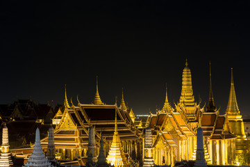 Obraz premium The beauty of the Emerald Buddha Temple at twilight. And while t
