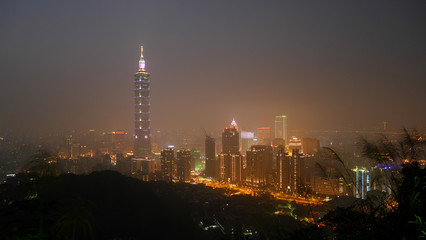 Fototapeta na wymiar The view of Taipei city at night in Taiwan. (1)