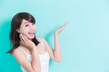 Fototapeta premium Happy young woman show something