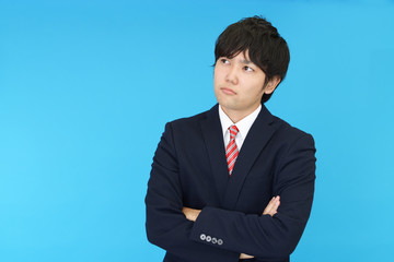 考え事をするビジネスマン