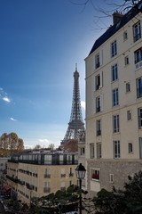 Fototapeta na wymiar Tour Eiffel et immeubles
