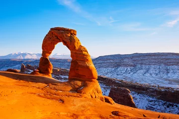 Papier Peint photo autocollant Parc naturel Delicate Arch au coucher du soleil pendant la saison des neiges, Arches National Park, Utah