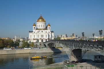 Fototapeta premium Москва, Россия. Осенний вид на Храм Христа Спасителя, Патриарший мост и Москву-реку