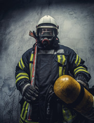 Obraz premium Rescue firefighter in safe helmet and uniform.