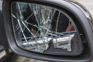 Zebrochener Autoseitenspiegel