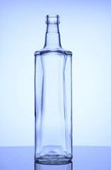 Стеклянная прозрачная бутылка 