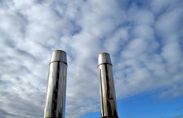 Kamine vor Wölkchenhimmel