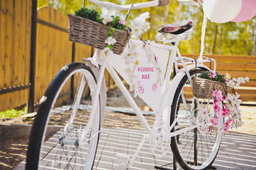 Fototapeta na wymiar A bike with jewelry flowers 4203.