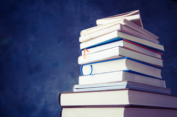 読書 たくさんの本が積み重なっている様子