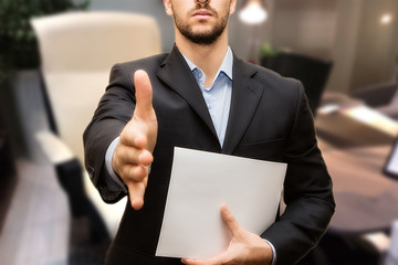 stretta di mano di uomo in giacca e camicia per lavoro e firma del contratto per una nuova carriera