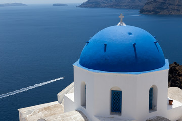 Fototapeta na wymiar Blue domed churches on the Caldera at Oia on the Greek Island of