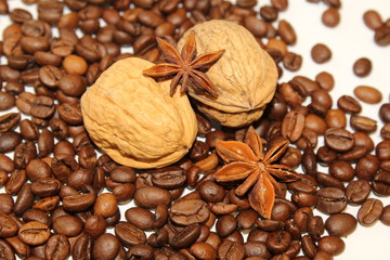 Walnüsse auf Kaffeebohnen mit einem Hauch Anis