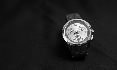 Obraz na płótnie Canvas Men's watch with leather strap on dark background