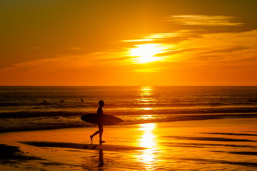 Silhueta do surfista no por do sol vermelho. Praia de Carcavelos em Cascais Portugal © moedas1