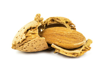 Mandel mit zerbrochener Schale