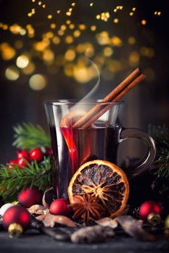 dampfender Gl&uuml;hwein im Glas