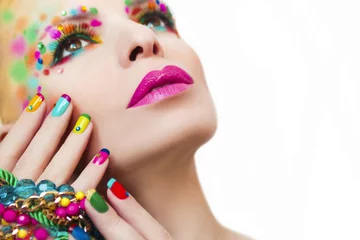 Fotobehang Разноцветный маникюр и макияж. © marigo