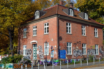 Backsteinhaus mit Graffiti in Hamburg
