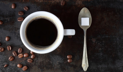 Kaffee mit Würfelzucker auf Löffel