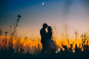 Obraz premium silhouette of couple with sunset background
