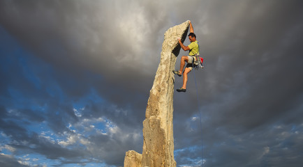 Climber on the edge. - obrazy, fototapety, plakaty