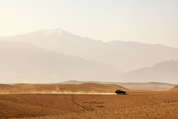 Conduire à travers le désert