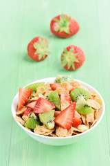 Cornflakes with strawberry and kiwi slices