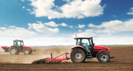 Zelfklevend Fotobehang Tractor Boeren die land voorbereiden en bemesten