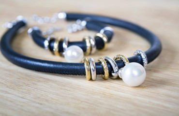 Leather necklace and bracelet with pearl.
