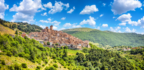 Idyllic italian village Castel del Monte in the Apennine mountains, L'Aquila, Abruzzo, Italy - obrazy, fototapety, plakaty