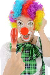Clown schreit vor Schmerz wegen Verletzung an Finger