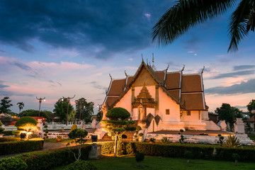 Fototapeta na wymiar Thai temple, night scene of Wat Phumin