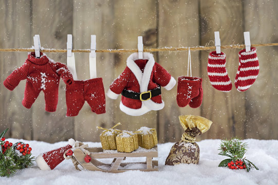 Weihnachtlicher Hintergrund mit Nikolauskleidung und Geschenken auf Schlitten