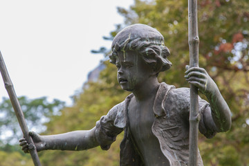 Close up to a child statue
