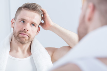 Obraz premium Guy looking at the mirror