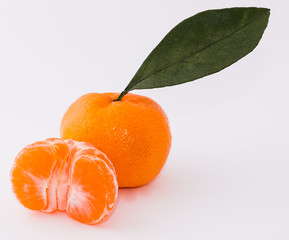 Изолированный мандарин на белом фоне