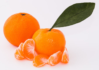 Изолированный мандарин на белом фоне