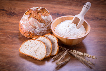 Naklejka premium Freshly baked bread on wooden table